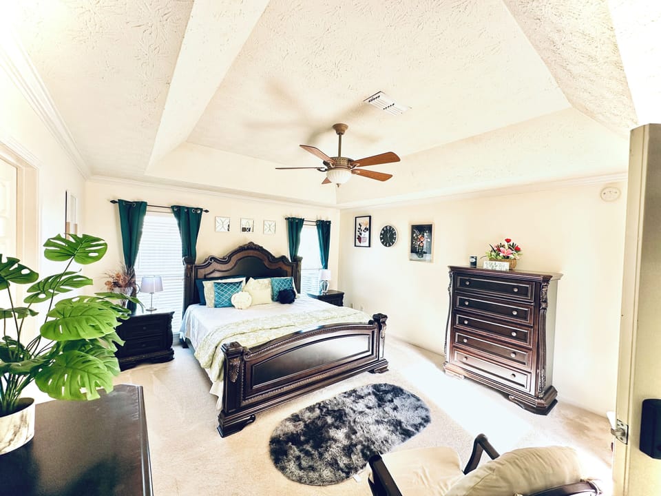 Warm & Comfortable-Discover your home away from home.You’ll never want to leave.