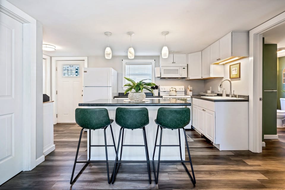 Kitchen island for three! For a quick breakfast or afternoon coffee and tea!