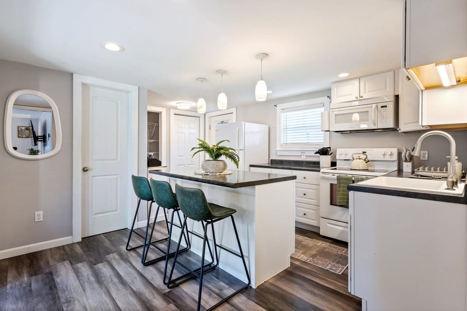 Kitchen island for three! For a quick breakfast or afternoon coffee and tea!