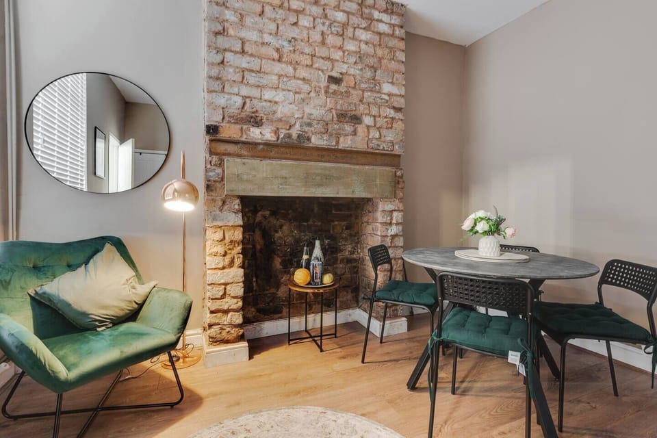 Separate Dining Area - perfect for a night in with a home-cooked meal.

Imagine yourself having a small dinner party here with close friends or family and good conversation
