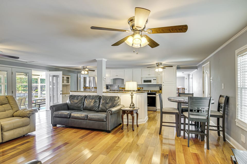 Dining Table | Dishware/Flatware