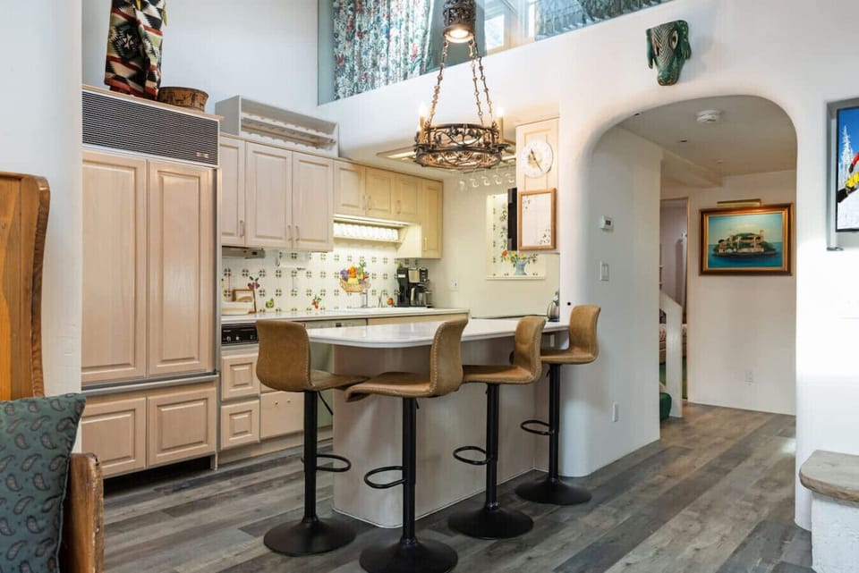 European style, fully equipped kitchen with bar seating