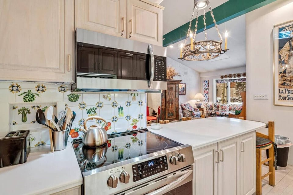 European style, fully equipped kitchen with bar seating