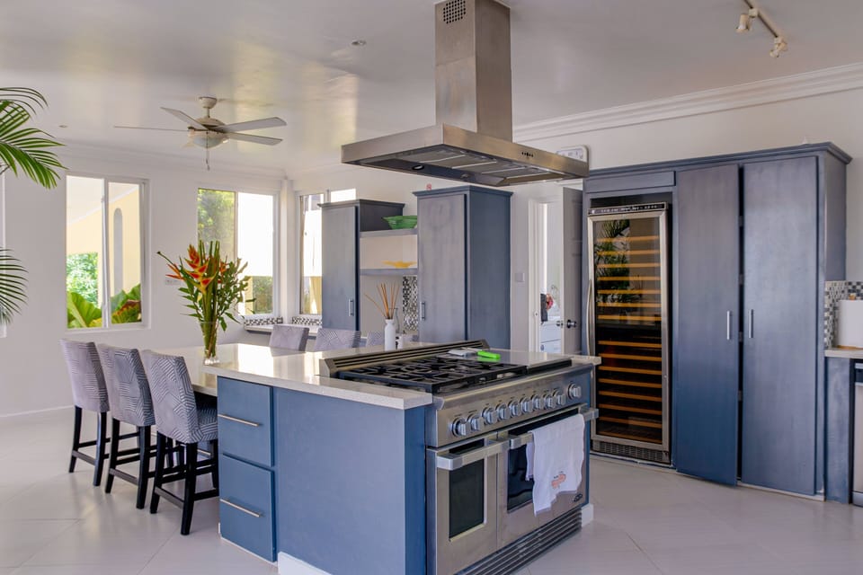 Fully equipped kitchen with additional dining space