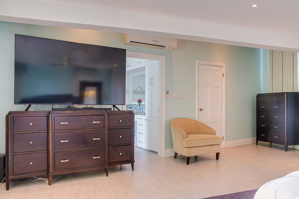 Primary Suite with A/C, smart tv, en-suite bathroom & verandah