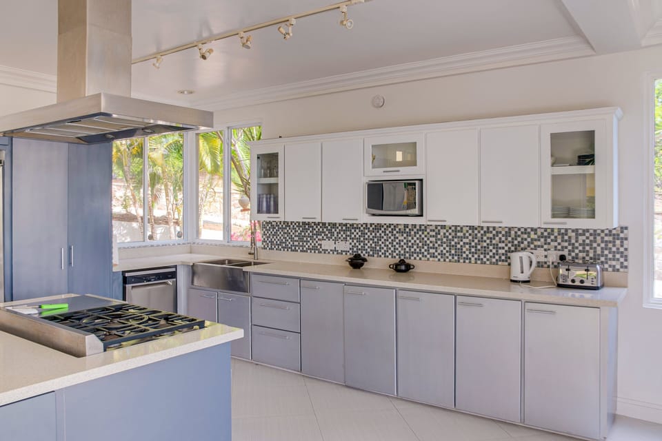 Fully equipped kitchen with additional dining space