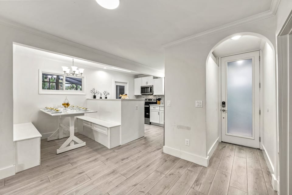 Grab breakfast, chat with the chef, or sip wine at the bar. This layout keeps everyone connected.