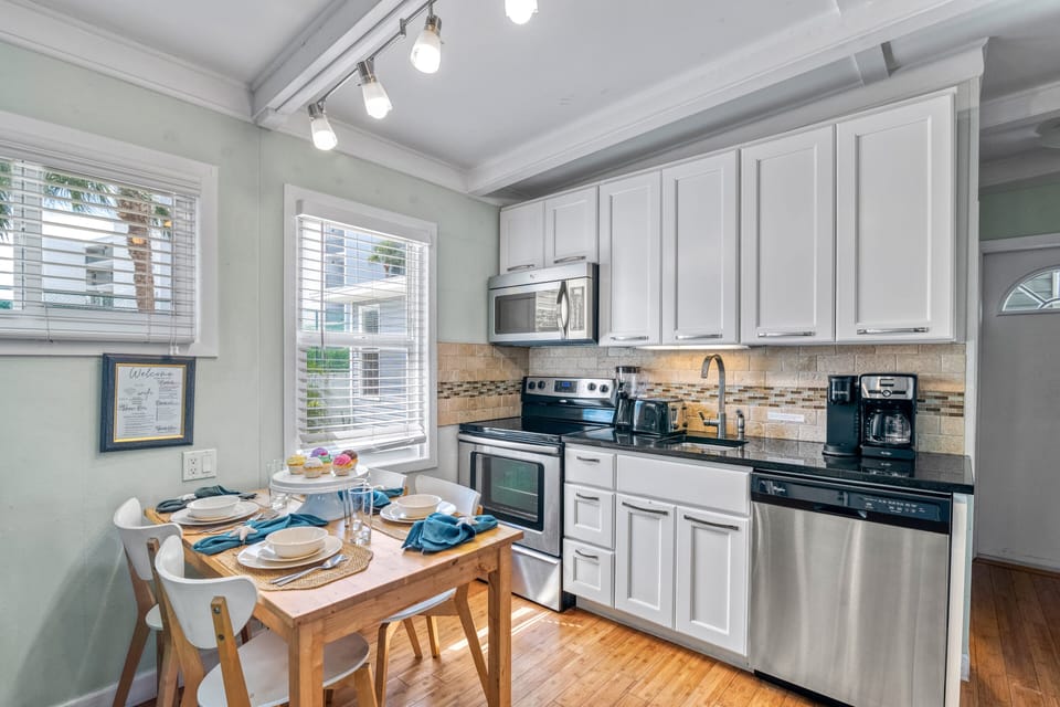 Simple, cheerful, and functional—whether it's coffee and croissants or beach-day snacks, everything you need is here.