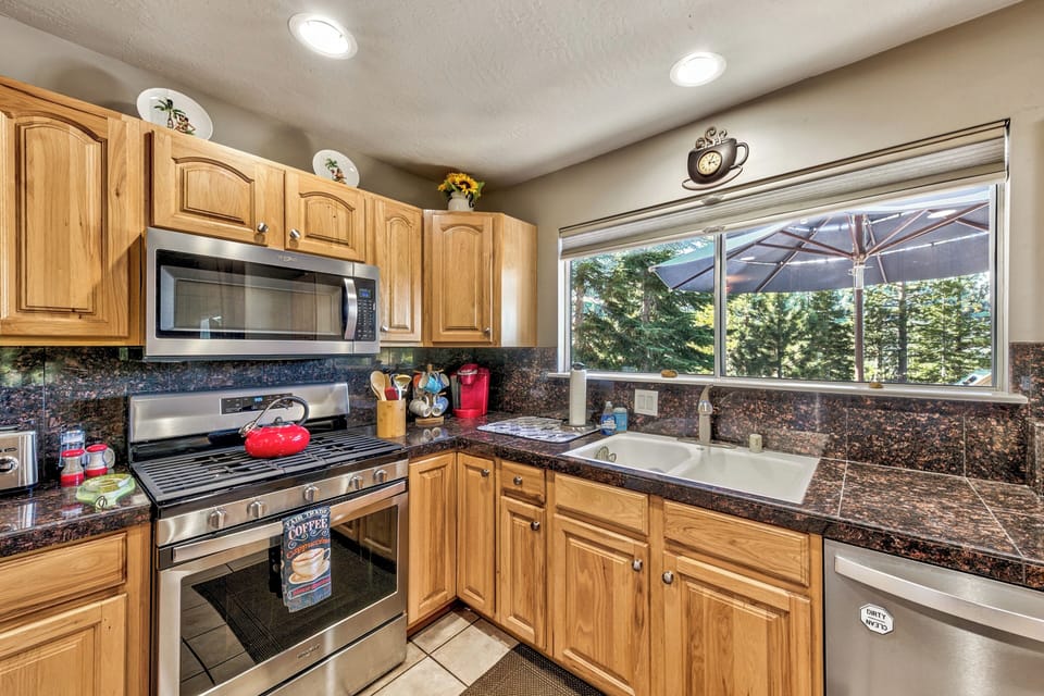 Upstairs kitchen: fully stocked and ready to handle all your dinner needs! 
