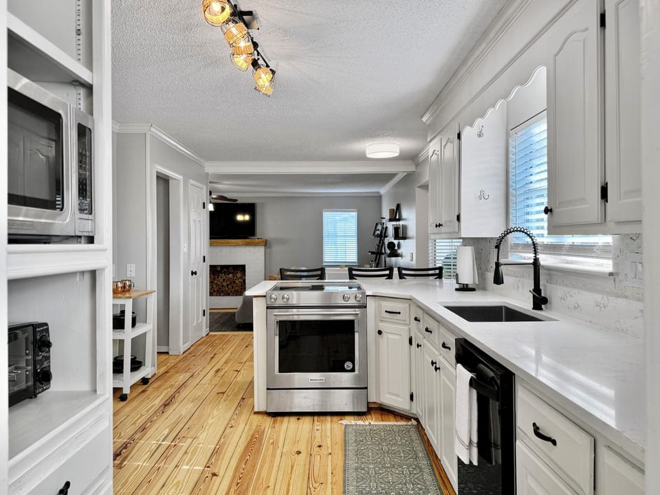 Microwave, Toaster, Blender and other kitchen appliances for your convenience.
