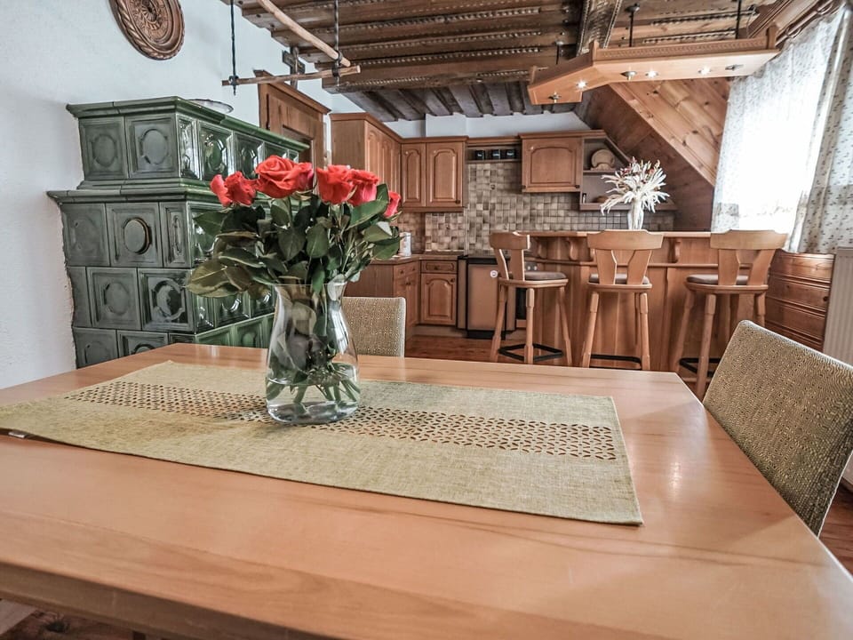 Table, Flower, Building, Furniture, Plant, Wood, Flowerpot, Textile, Interior Design, Vase