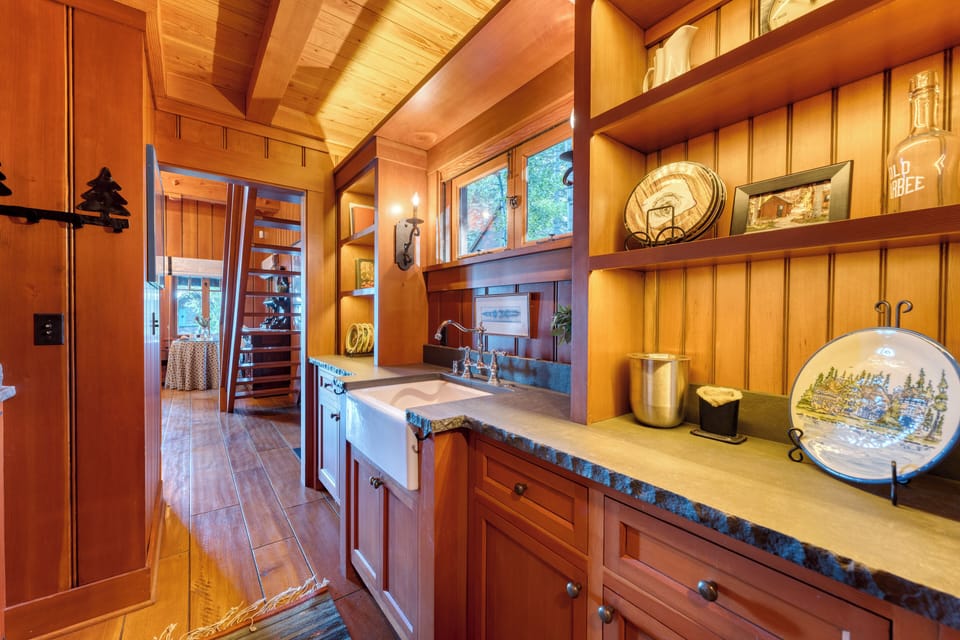 Full bathroom in the guest house.
