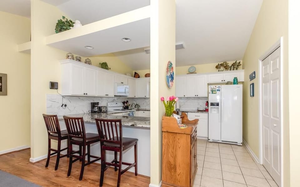 Kitchen with Eat-In Bar II