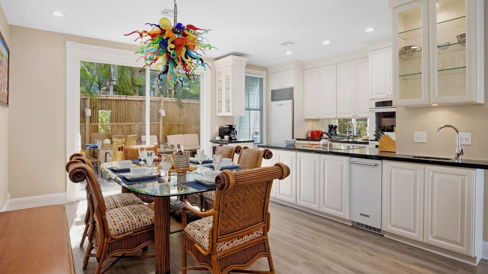Indoor dining for 6...