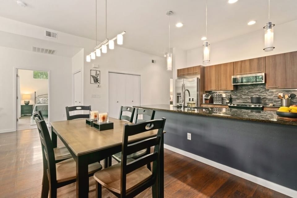 Dining Area | Seating for 6!