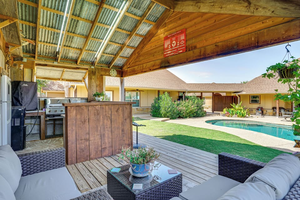 Outdoor Bar/Kitchen Space | Grill