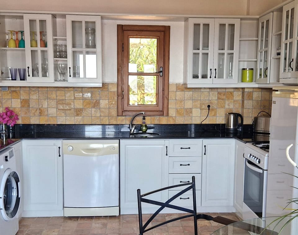 Fully fitted kitchen
