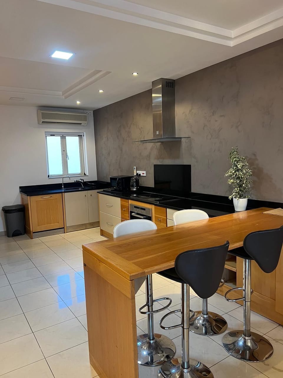 Main kitchen and bar