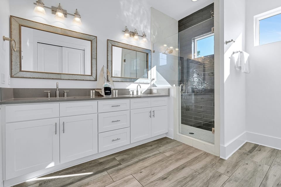 1st Floor - King suite with ensuite bathroom