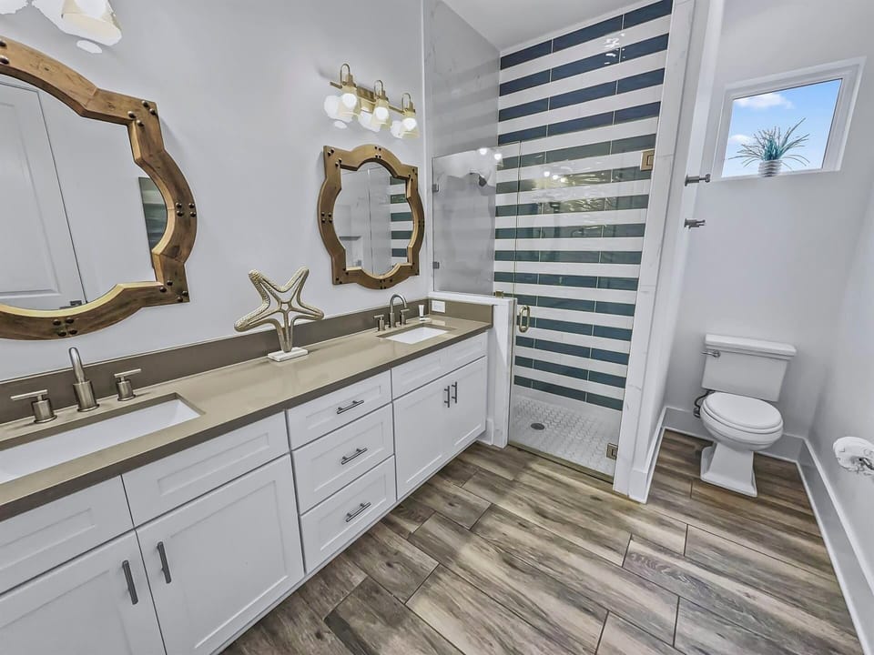 2nd Floor - King suite with ensuite bathroom