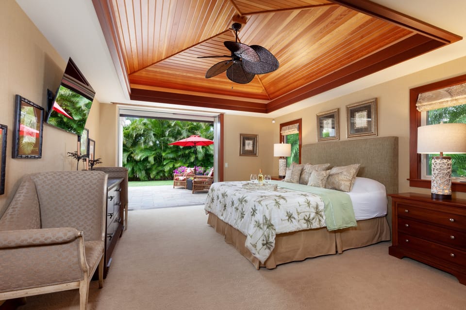 Primary suite with King Bed, lanai access and private ensuite