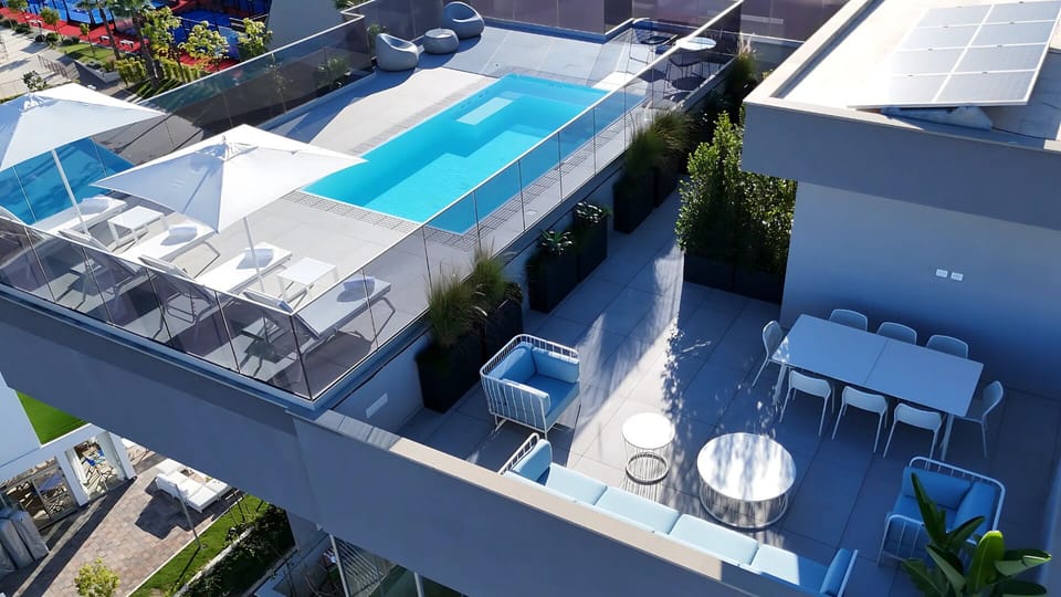 Piscina esterna in attico, riscaldata con acqua salata e idromassaggio.