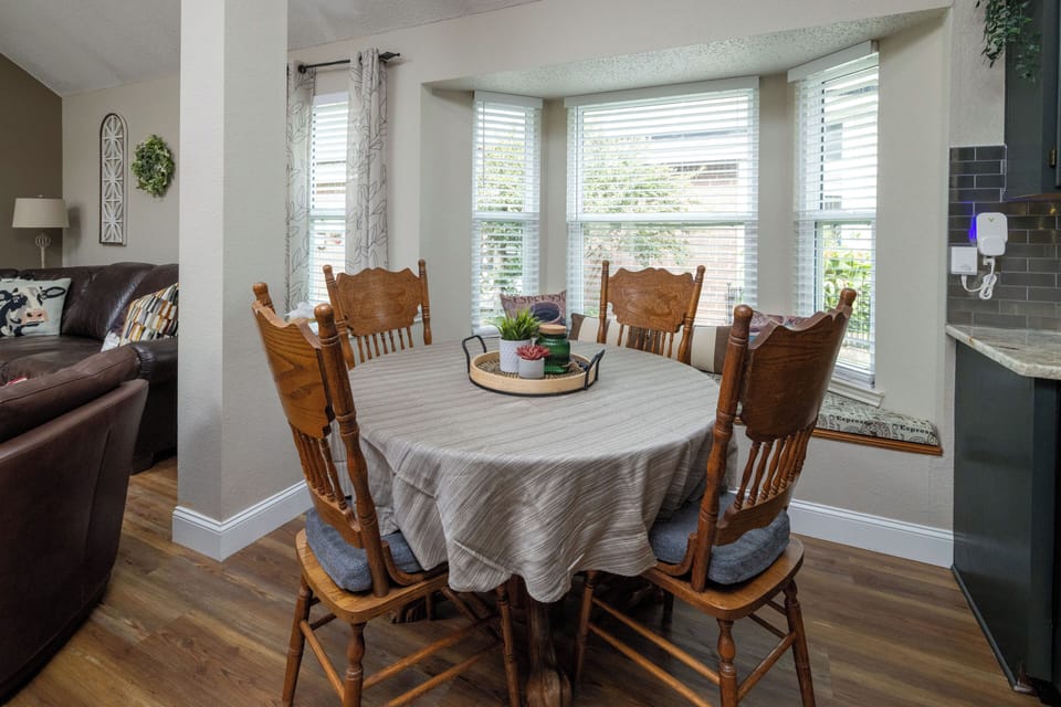 Kitchen has a breakfast nook that seats 4