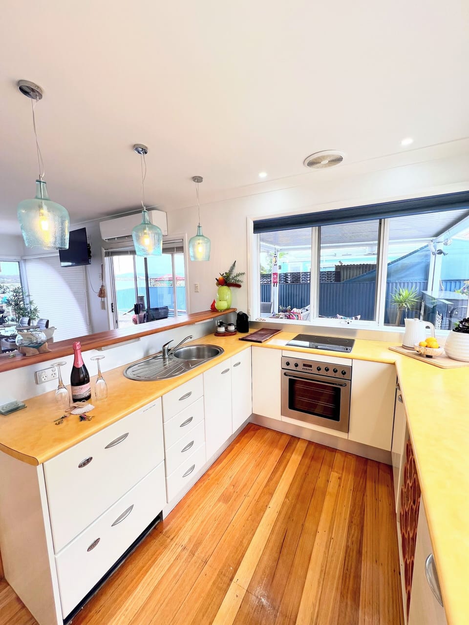 Full kitchen with dish washer, Miele oven, Bosch cook top, full fridge/freezer