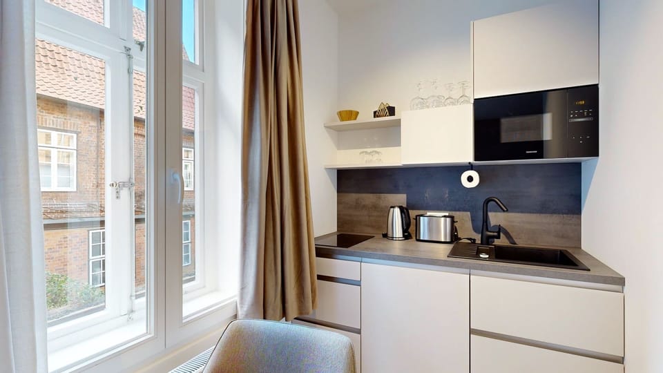 Voll ausgestattete Kitchenette im N°8A Boardinghouse Lüneburg (3)
