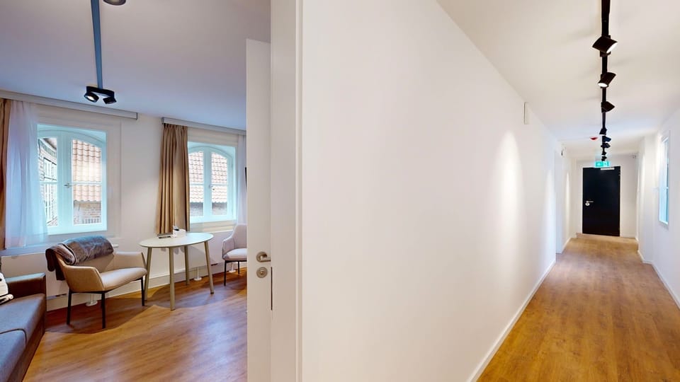Stylishly designed hallway in the N°8A Boardinghouse - with barrier-free access to the 1st floor (2)