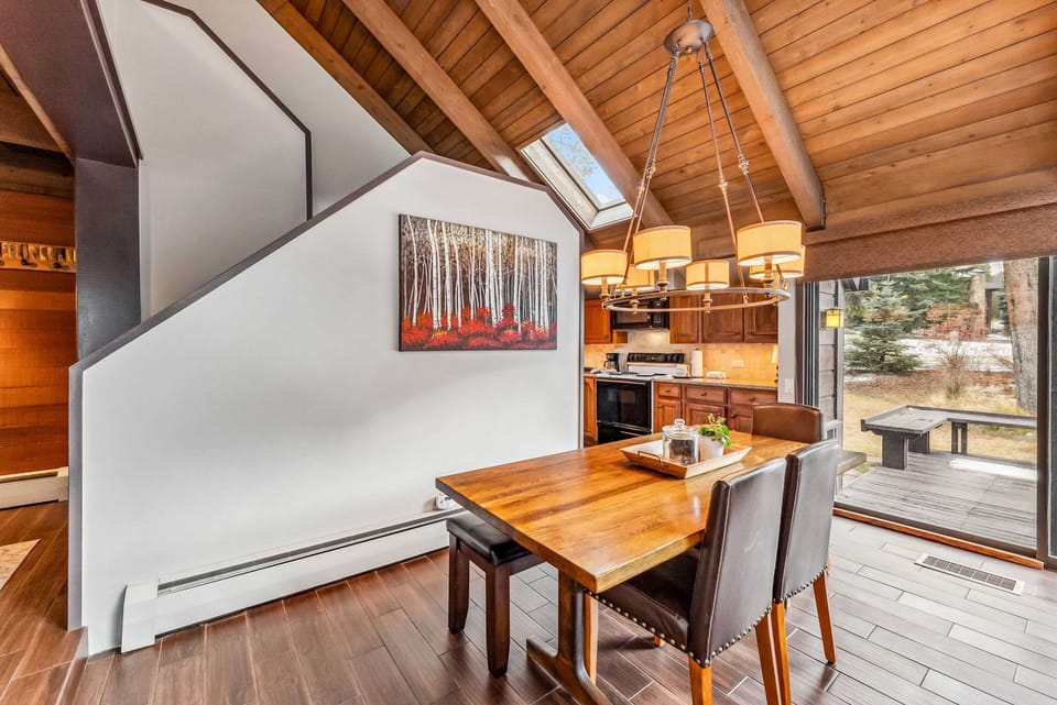 Kitchen and Dining Room: Open layout, fully-equipped kitchen, 6-person dining table
