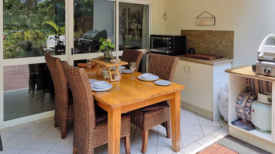 Patio dining with outside kitchen:
60L oven, induction cooktop, bar fridge, BBQ.