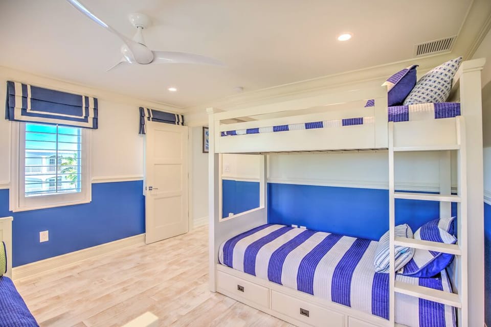 Bedroom #4: Queen size daybed + 1 Queen size trundle bed + twin bunk beds. Tropical Views. 
We also provide 2 single memory foam sleeping cots, 2 child gates, and a 
Portacrib to comfortably host the entire family.
