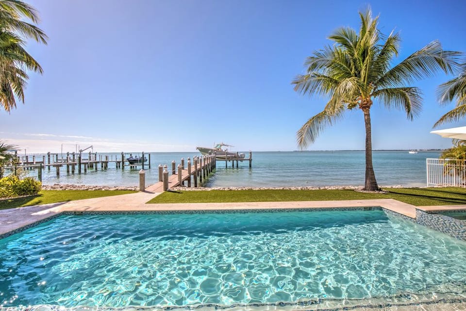 The Sea Glass House. The exclusive luxury villa in the famous Key Colony Beach in the heart of the Florida Keys. Immerse yourself in refined luxury living.