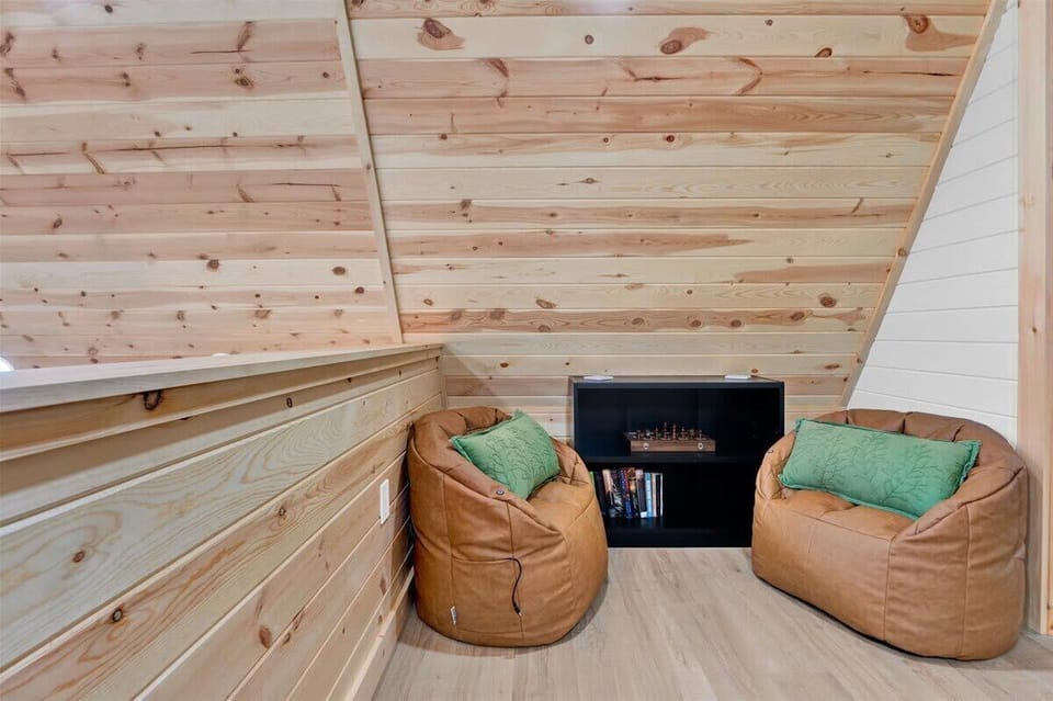Cozy Loft reading nook (F3)