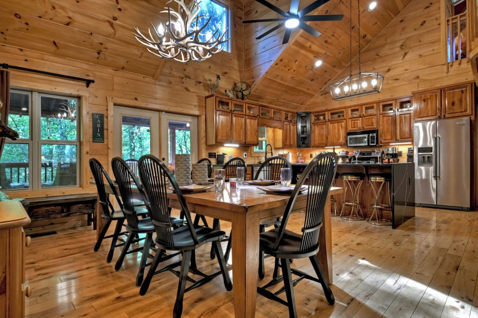 Big open floor plan at this pet-friendly cabin rental in Georgia
