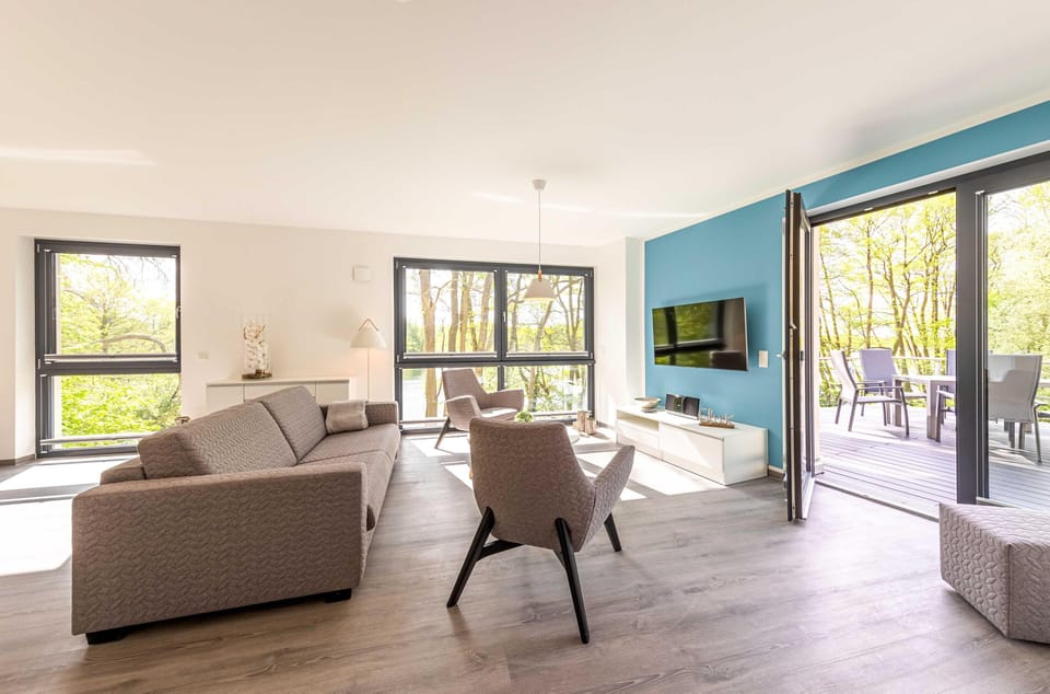 Apartment K15 Tao-Suite Krakow – großzügiges, modernes Wohnzimmer mit offener Sitzlandschaft