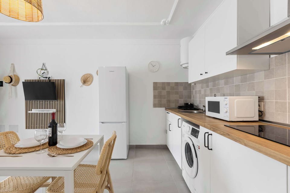 Espacio funcional y luminoso con cocina equipada y comedor para dos personas, ideal para preparar y disfrutar tus comidas en un ambiente relajado. Descubre el confort de Palm Sunset y haz tu reserva hoy mismo. 🍷🍽️

