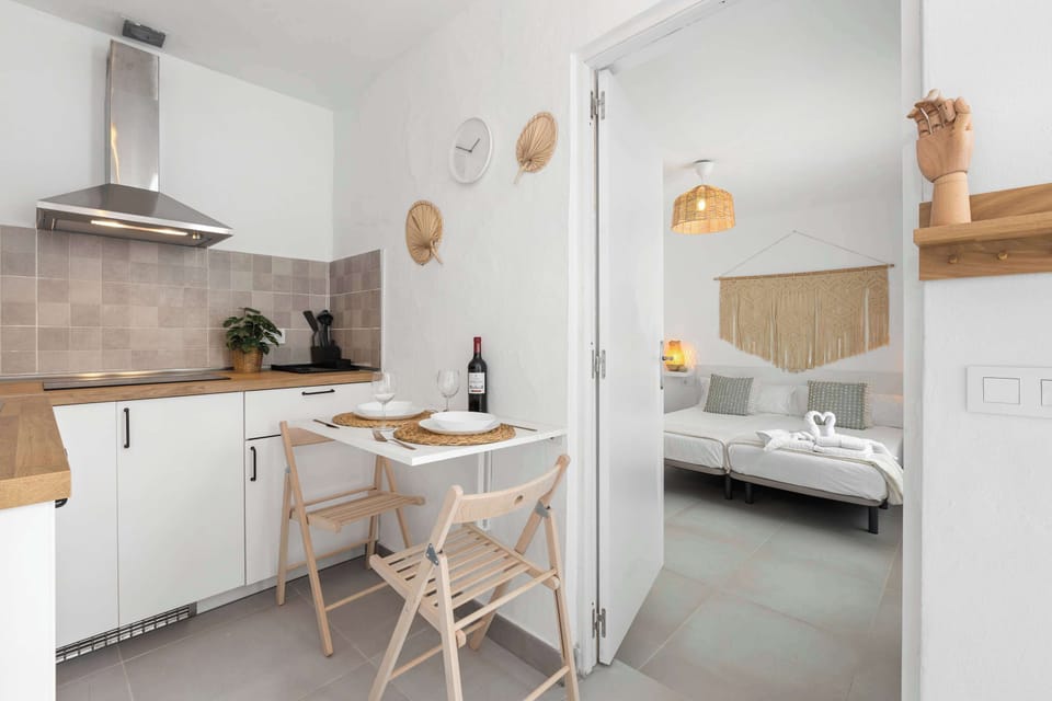 🛏️ Despierta en Los Cocoteros con esta cama doble perfecta para tu descanso en Lanzarote. Luz natural canaria y diseño minimalista te esperan. ¡Tu escape bohemio comienza aquí! 💫 Reserva ya