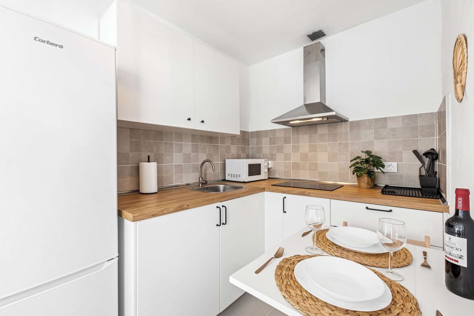 🍽️ Cocina totalmente equipada en Los Cocoteros con nevera, microondas, placa vitrocerámica, cafetera y todos los utensilios necesarios. Prepara tus comidas favoritas con comodidad total. ¡Descansa aquí! ✨ Tu hogar perfecto