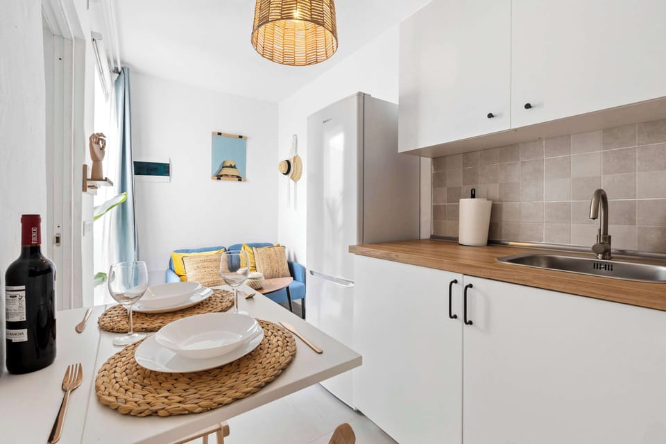 🏡 Concepto abierto en Los Cocoteros donde cocina, comedor y sala se integran perfectamente. Espacio diáfano que maximiza la luminosidad y crea el ambiente ideal para tu estancia completa. ¡Descubre más! 🌊 Tu momento ideal