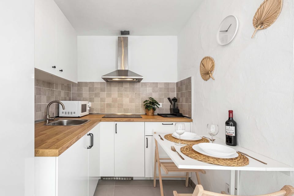 🏠 Espacio gastronómico completo en Los Cocoteros donde cocinar se convierte en placer. Mesa para disfrutar tus creaciones culinarias con vista a la auténtica vida canaria. Tu cocina, tu momento. ¡Vívelo! 🍽️ Reserva tu experiencia