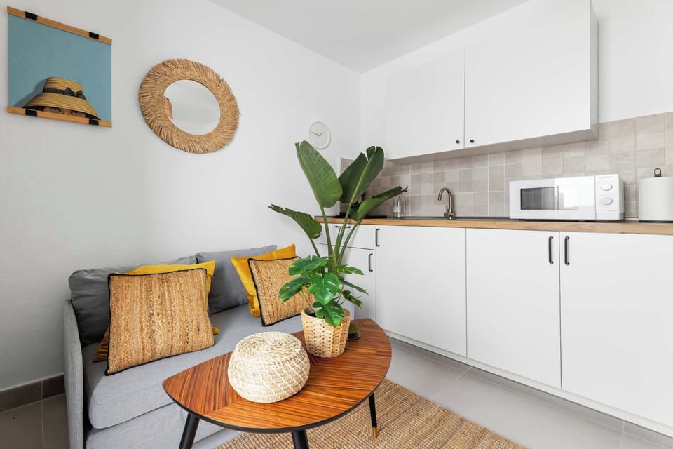 🪴 Zona Chill & Cocina 
Sofá con textura, plantas, arte local y cocina lista para lo esencial.
☕🌿 Aquí todo invita a bajar revoluciones y dejarte llevar.
¿Y si hoy el plan es no tener plan?