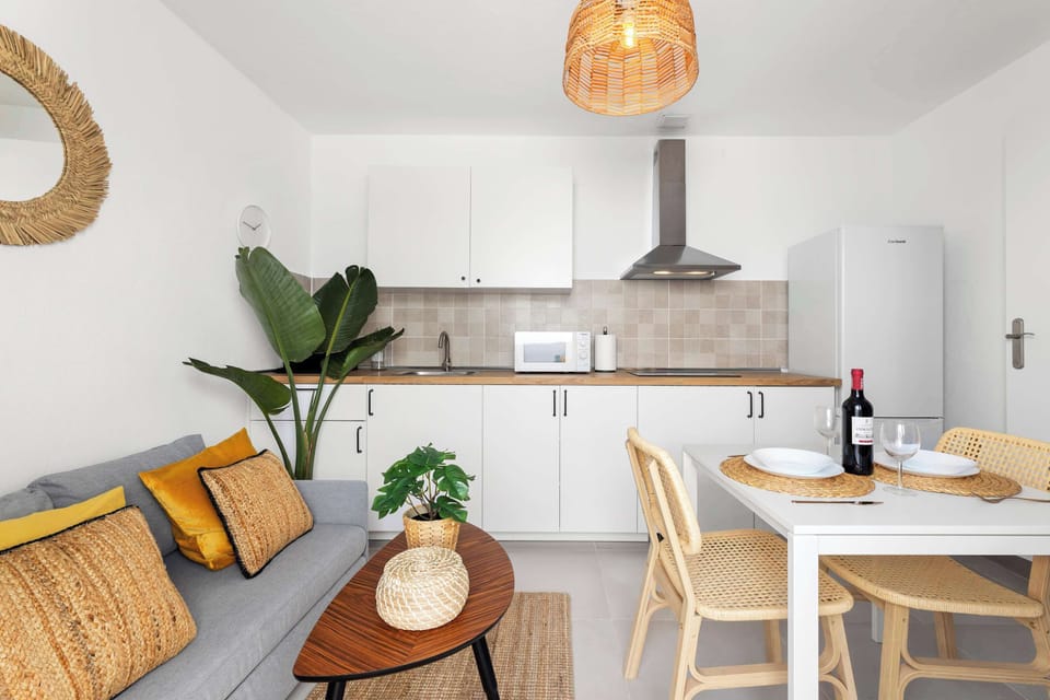 🏡 Vista General
Tu día empieza aquí: luz, diseño natural y armonía.
🌿✨ Cocina algo simple, brinda algo especial y deja que Lanzarote te abrace sin prisa.
Haz de este espacio tu refugio con alma.
