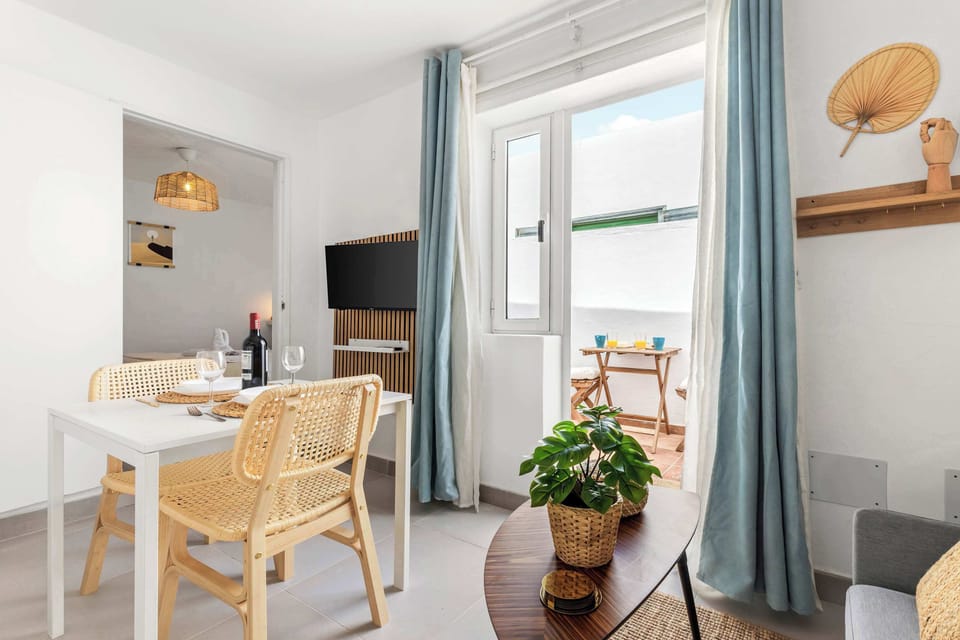 🍃 Espacio Abierto & Luz Natural
Desde el desayuno al sol hasta el descanso más profundo, todo fluye.
🌞🌿 Conexión total entre interior, exterior y tu forma de viajar.
Este es el ritmo que mereces.