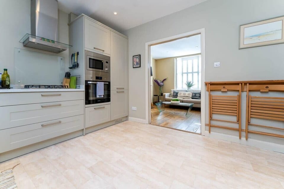 Blue Hues on Over Street, Brighton and Hove - Host & Stay