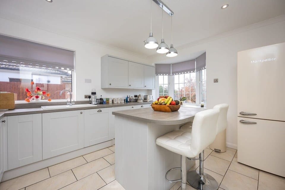Lovely and light fully fitted kitchen with a stunning island, ideal for preparing an evening meal.
