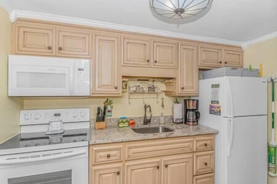 fully stocked kitchen!