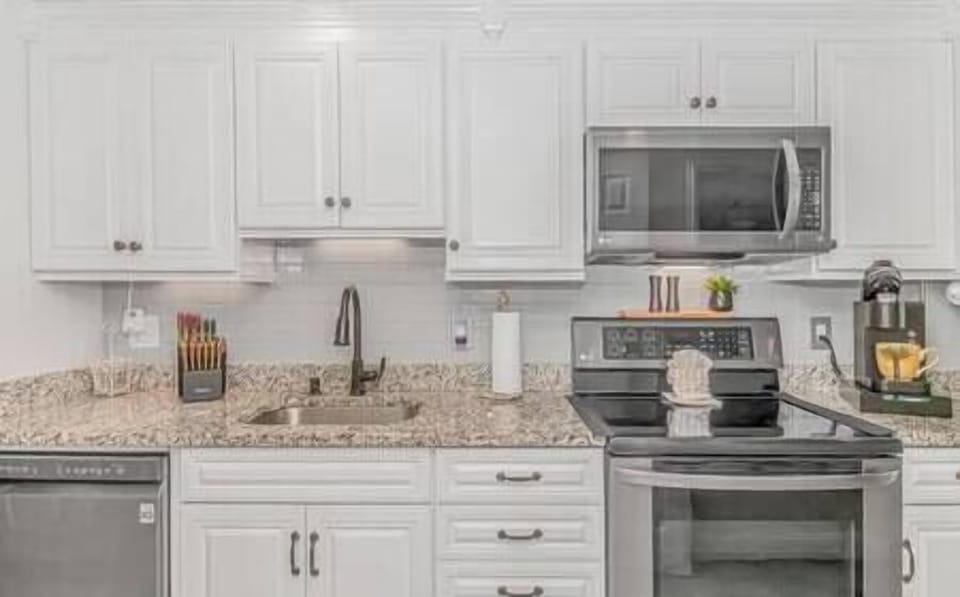 Fully stocked kitchen!