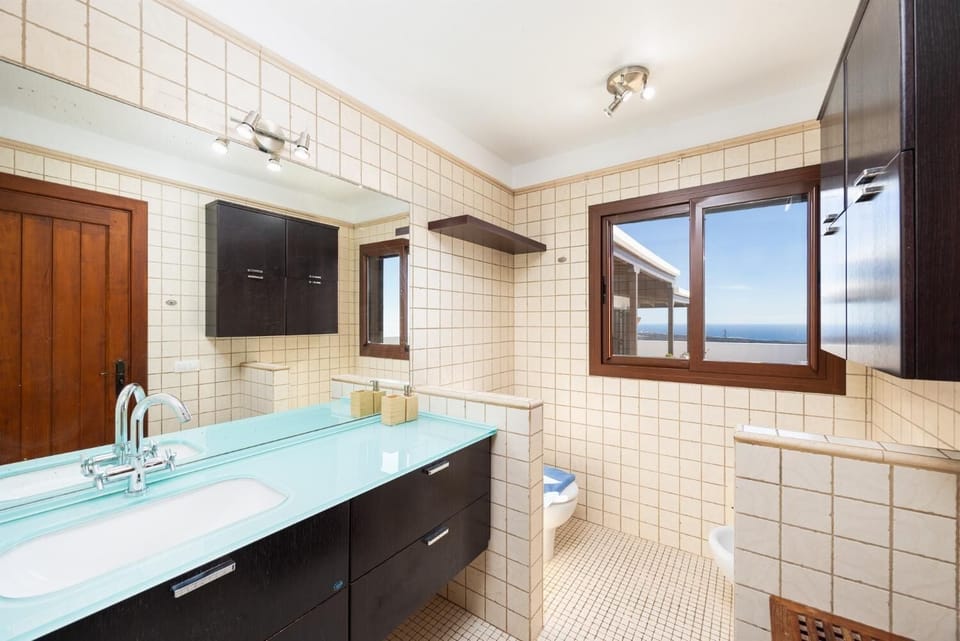 En suite bathroom with shower